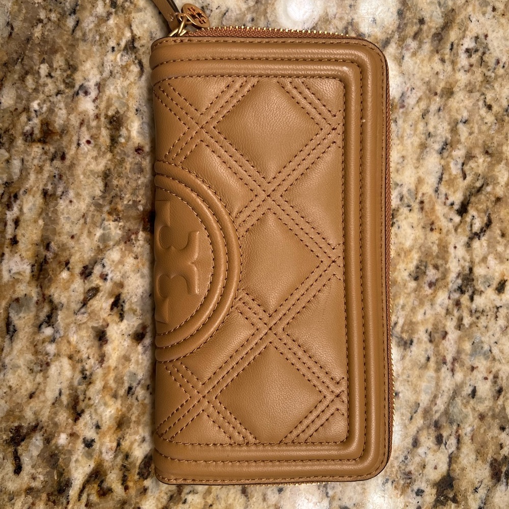 Fleming Soft Zip Continental Wallet
Color: Tiramisu